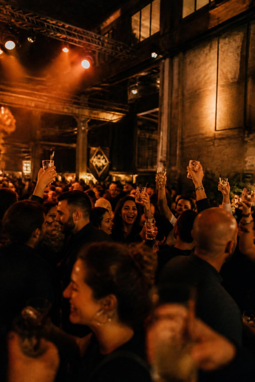 Foule en fête au bar L'Indus